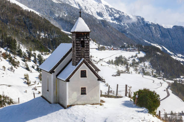 アルプ渓谷の教会のある冬の風景 - groder hof chapel ストックフォトと画像