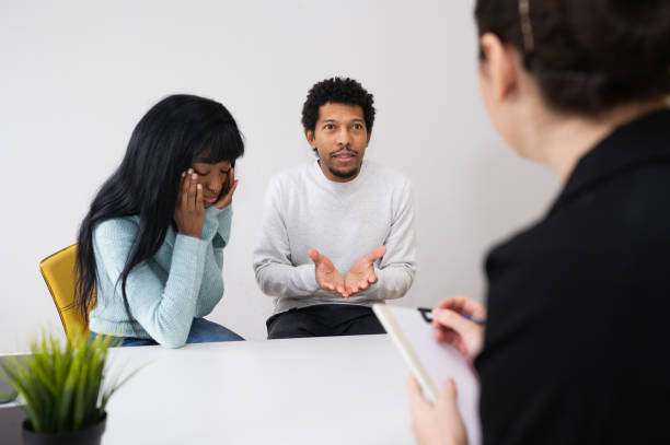 un couple noir malheureux parle à un psychologue professionnel pendant une thérapie mentale - violence married therapy solution photos et images de collection