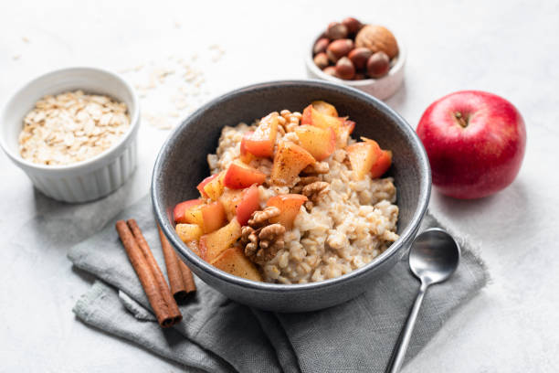 oatmeal porridge with apple and cinnamon - norway maple imagens e fotografias de stock