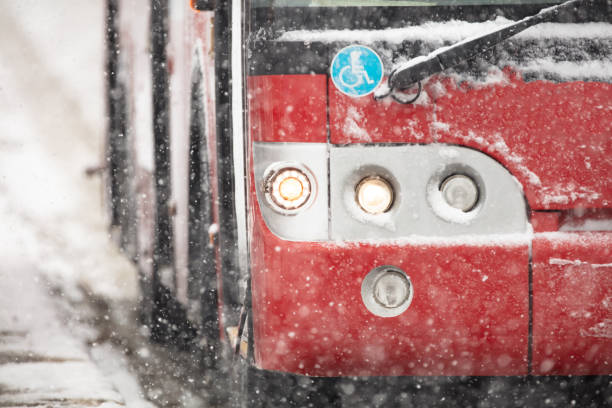 transporte público en autobús que conduce por calles nevadas en condiciones invernales. - public transportation winter bus front view fotografías e imágenes de stock