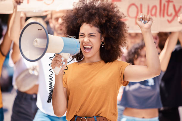 Megaphone, equality or women rights protest for global change, gender equality or angry black woman fight for support. Crowd poster banner, city speech or human rights rally by social justice warrior megáfono, igualdad o derechos de las mujeres protestan por el cambio global, la igualdad de género o la mujer negra enojada lucha por el apoyo. pancarta de carteles de multitudes, discurso en la ciudad o manifestación por los derechos humanos por guerre