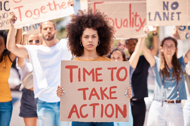 Protest, poster and black woman, crowd or equality, human rights or racism protesters in city. Activism, action time or angry group demand freedom, end to racial discrimination or government change. protesta, cartel y mujer negra, multitud o igualdad, derechos humanos o manifestantes racistas en la ciudad. el activismo, el tiempo de acción o el grupo enojado exigen libertad, el fin de la discriminación racial o el cambio de gobierno.