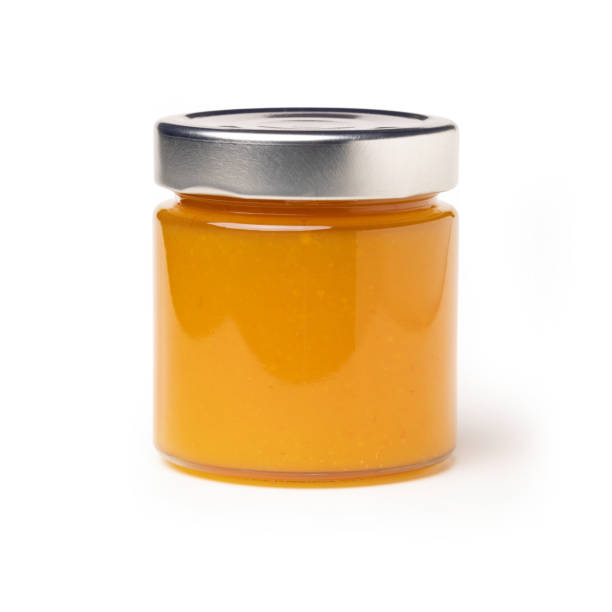 damasco ou laranja ou tangerinas marmelada, frasco de vidro de geleia no fundo branco - breakfast stick honey meal - fotografias e filmes do acervo