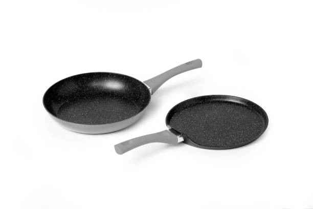 bratpfannen-set, isoliert auf weißem hintergrund - pan frying pan fried saucepan stock-fotos und bilder