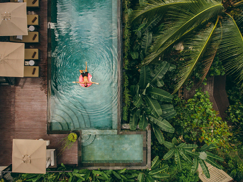 Resort de lujo con hombre en anillo inflable en piscina photo