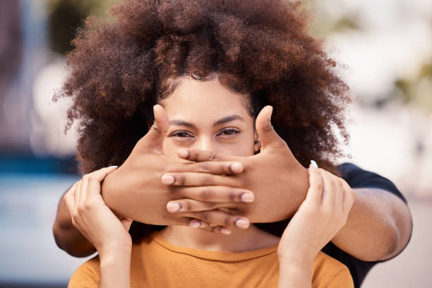 maltrato, deprimido y pareja con violencia en su matrimonio juntos en la ciudad. cara de una mujer negra con ansiedad, dolor y problema con un hombre que es abusivo con el trauma, las manos para el miedo y el estrés - anti sex fotografías e imágenes de stock