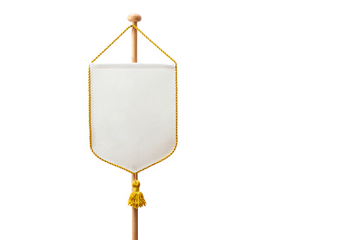 Tela blanca banderín en blanco con flecos dorados sobre fondo blanco. photo
