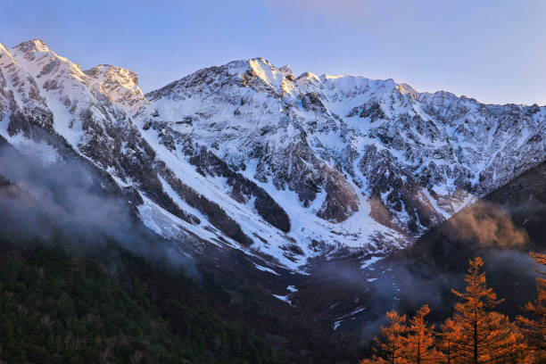 monte hotaka nos alpes do japão visto da ponte kappa em kamikochi ao nascer do sol - kamikochi national park - fotografias e filmes do acervo