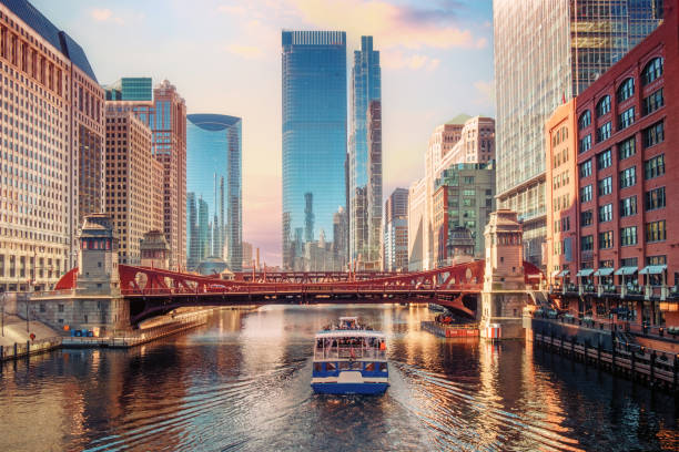 fiume chicago e paesaggio urbano - alba a giorno foto e immagini stock