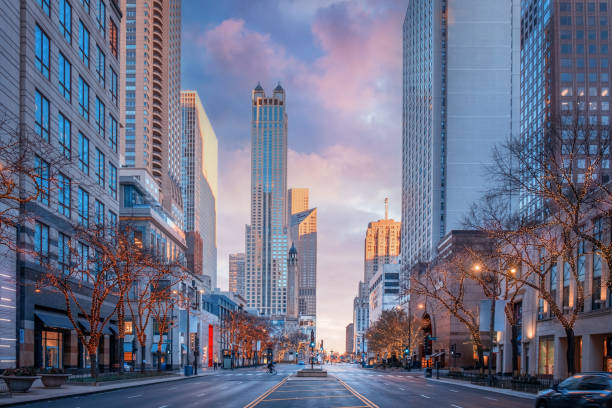 michigan avenue in early morning light during christmas time - water tower imagens e fotografias de stock