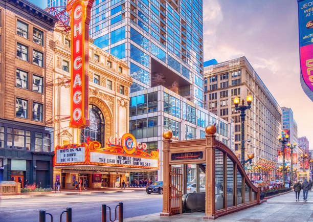 чикагский театр и станция метро на норт-стейт-стрит - chicago стоковые фото и изображения