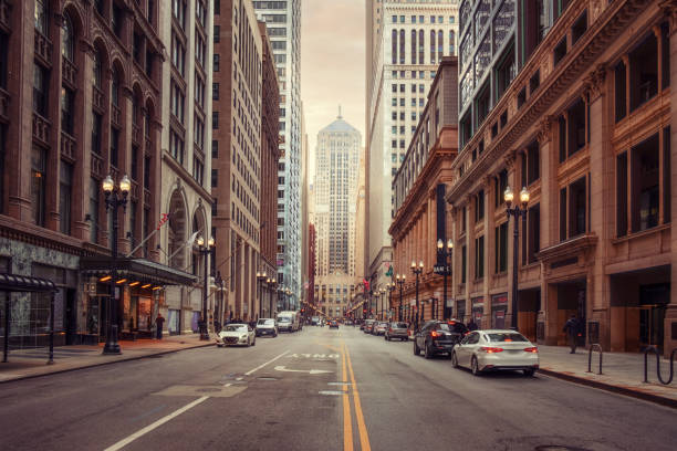 street in financial district of chicago - main street imagens e fotografias de stock
