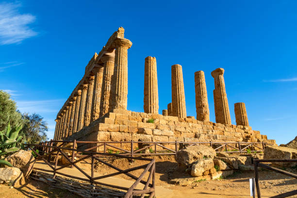 ruínas - greek culture agrigento landscape colonnade - fotografias e filmes do acervo
