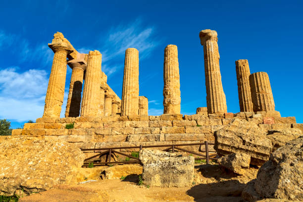 antiguo templo - greek culture agrigento landscape colonnade fotografías e imágenes de stock