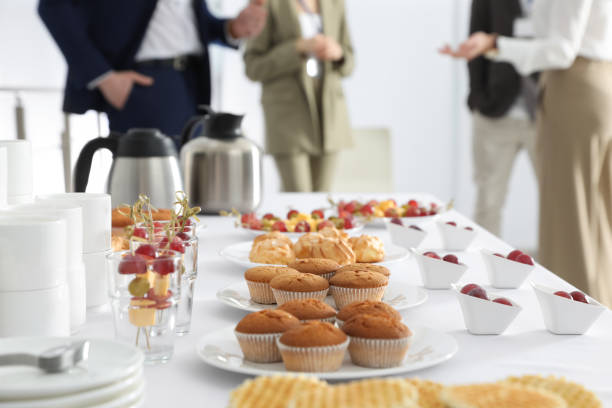 mesa con diferentes deliciosos snacks en el interior. pausa café - meeting business breakfast seminar fotografías e imágenes de stock