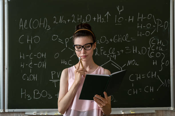 nauczyciel chemii przeciwko tablicy explane wzór chemiczny - professor adult student chalk drawing formula zdjęcia i obrazy z banku zdjęć