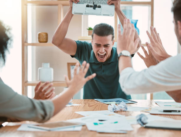 en colère, homme d’affaires et ordinateur portable se brisent sur la table lors d’une réunion après un échec, un problème ou une erreur. stress, épuisement professionnel ou rage d’un pdg furieux qui casse l’ordinateur après avoir subi une pe - manager anger table furious photos et images de collection