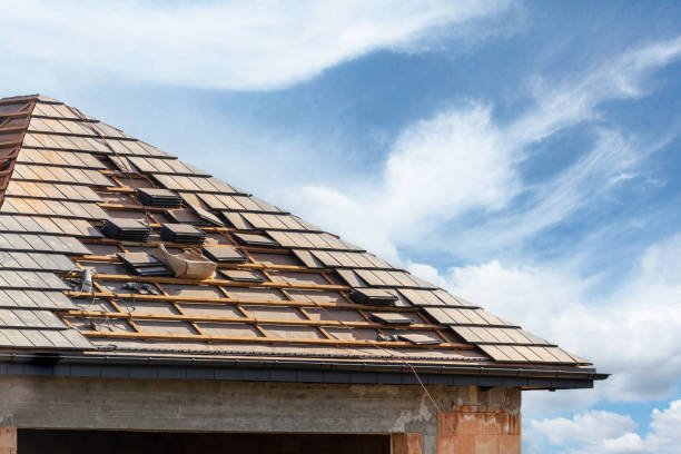 construction and roofing of house in process - roof tile architectural detail architecture and buildings built structure imagens e fotografias de stock