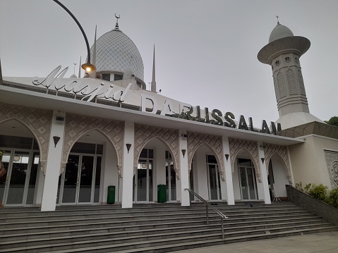 bekasi, indonesia - 17 november 2022 : the beautiful exterior of the Darussalam Mosque. concept background islamic, religion, islam, muslim, moslem, symbol, ramadan kareem, interior, prayer, futuristic
