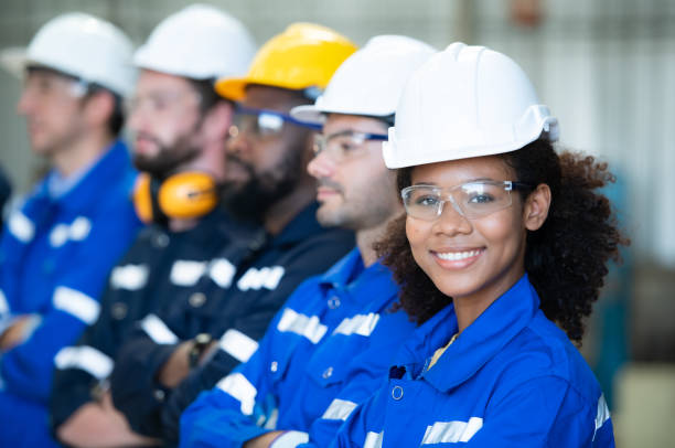 grupo de ingenieros emocionales - manejar una máquina fotos fotografías e imágenes de stock