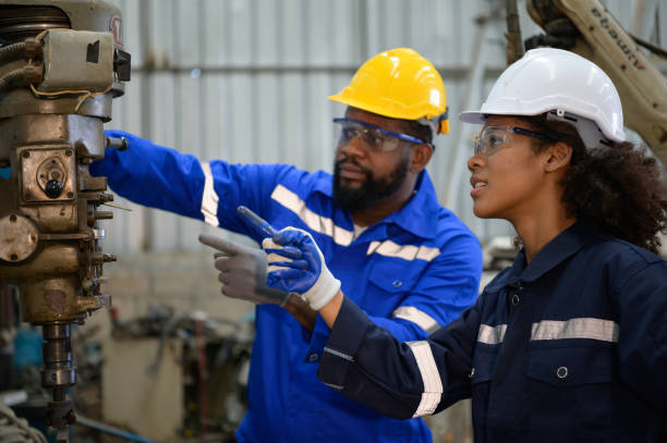 ambos ingenieros están consultando e intercambiando experiencias de reparación entre sí. - ingeniero de mantenimiento fotografías e imágenes de stock