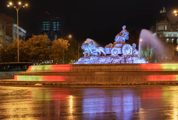 la fontana di cibeles a madrid, spagna - madrid spain plaza de la cibeles night foto e immagini stock