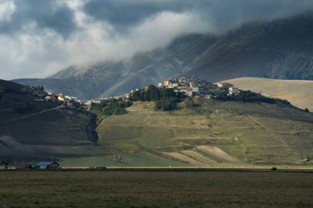 castelluccio di norcia nach dem erdbeben - 2016 stock-fotos und bilder