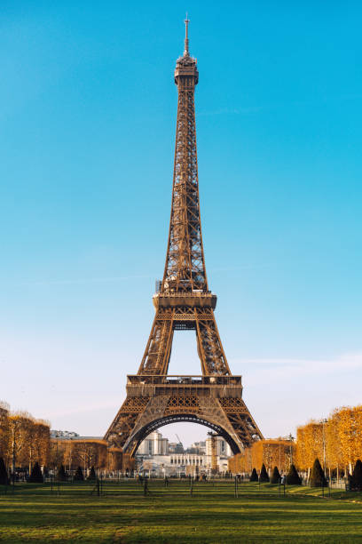 torre eiffel in inverno parigi, francia - paris france eiffel tower architecture france foto e immagini stock