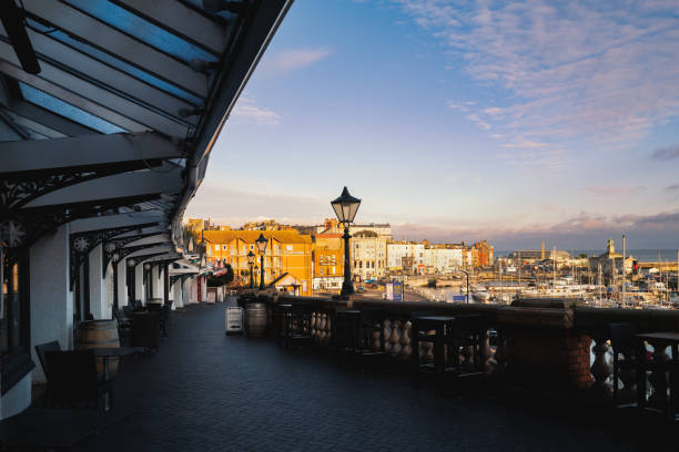 ramsgate royal harbour sous le soleil de fin d’après-midi encadré par l’architecture de la westcliff arcade. - ramsgate photos et images de collection