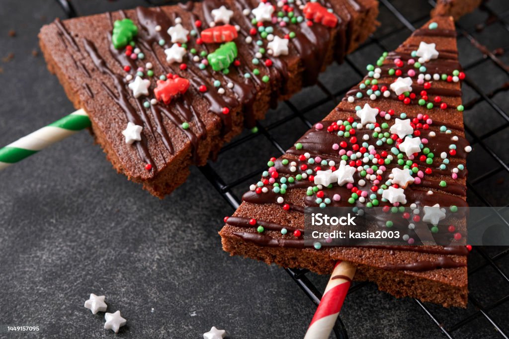 Foto de Brownies De Chocolate Árvore De Natal Com Cobertura De Chocolate E Polvilhos Festivos Sobre A Mesa De Pedra Ideias De Comida De Natal Doce Caseiro Natal Conceito De Pastelaria Conceito Foto de Brownies De Chocolate Árvore De Natal Com Cobertura De Chocolate E Polvilhos Festivos Sobre A Mesa De Pedra Ideias De Comida De Natal Doce Caseiro Natal Conceito De Pastelaria Conceito