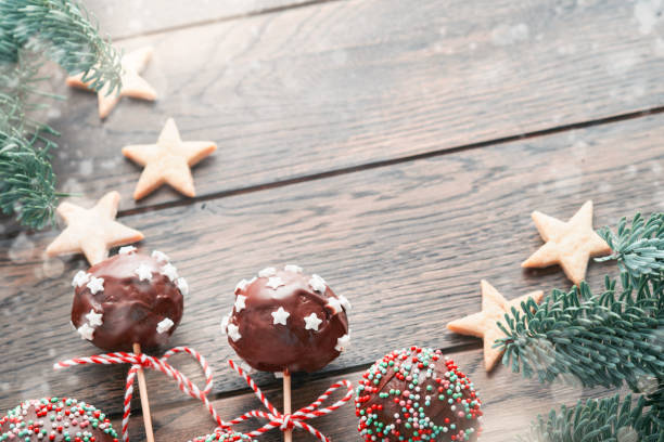 épousez des gâteaux sucrés de noël. gâteau au brownie rond dessert de noël avec des étoiles garnies sur fond vert foncé. concept de dessert de nourriture de noël et scène large écran de vacances bordure. vue de dessus - milky way candy bar photos et images de collection