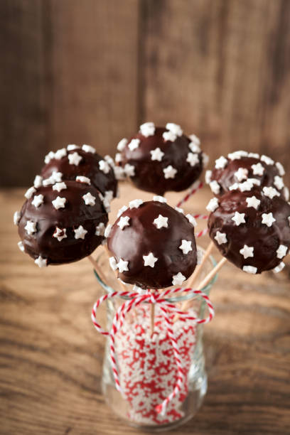 épousez des gâteaux sucrés de noël. gâteau au brownie rond dessert de noël avec des étoiles garnies sur fond vert foncé. concept de dessert de nourriture de noël et scène large écran de vacances bordure. vue de dessus - milky way candy bar photos et images de collection