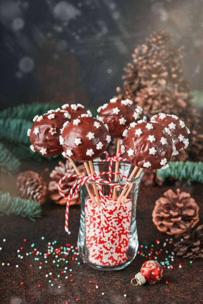 épousez des gâteaux sucrés de noël. gâteau au brownie rond dessert de noël avec des étoiles garnies sur fond vert foncé. concept de dessert de nourriture de noël et scène large écran de vacances bordure. vue de dessus - milky way candy bar photos et images de collection