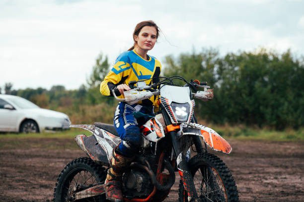 young woman practice riding motorcycle - motorcycle biker riding motorcycle racing imagens e fotografias de stock