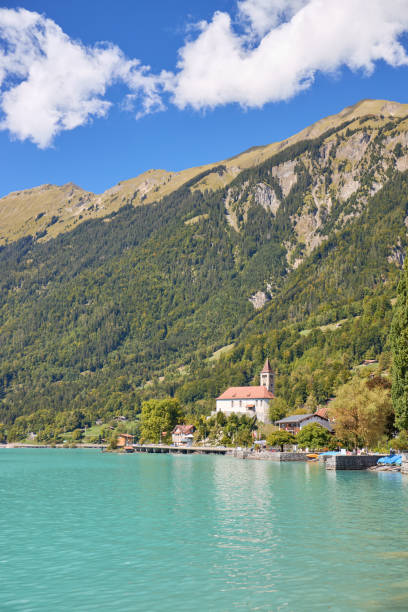 スイスのブリエンツ湖での晴れた日。 - brienz bernese oberland village lake ストックフォトと画像