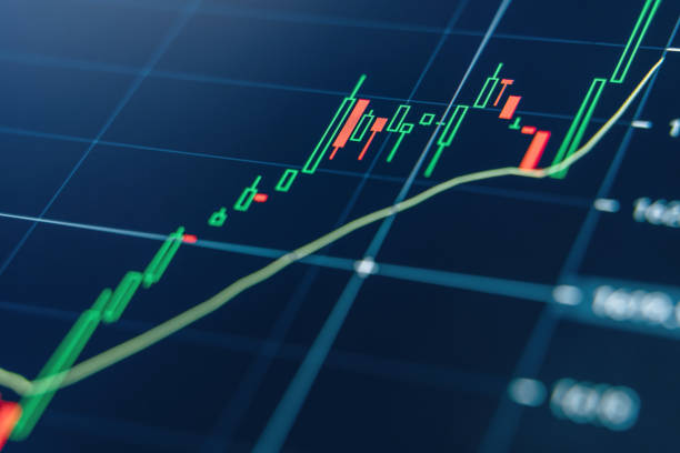 kryptodiagramm mit grünen und roten kerzenhaltern auf blauem display. tradingview. - finance technology growth chart stock-fotos und bilder