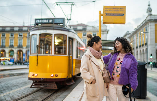 리스본에서 트램을 기다리는 사람들 - lisbon portugal 뉴스 사진 이미지