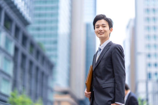 portret japońskiego biznesmena w dzielnicy biznesowej - japanese person zdjęcia i obrazy z banku zdjęć