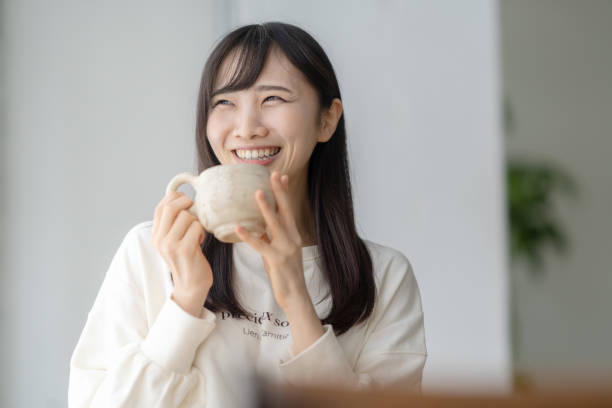 카페에서 커피를 마시는 여성 - cafe culture 뉴스 사진 이미지