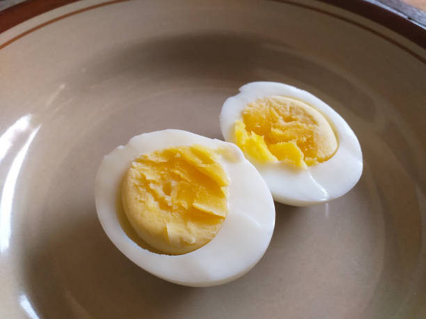 eeg affettato su piatto marrone - hard cooked egg foto e immagini stock