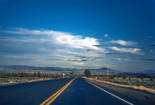 istock Oregon - Road to Bend - 1983 1449242993