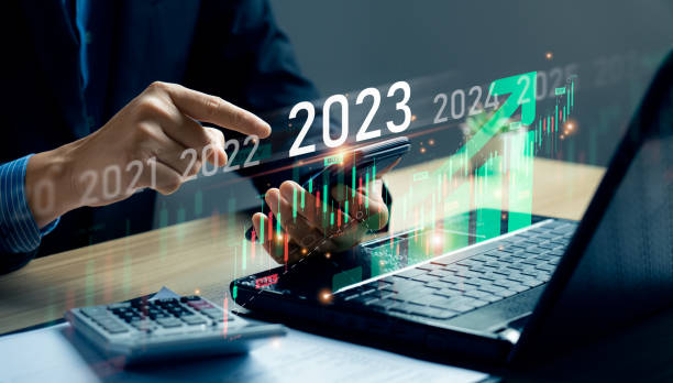 tendances boursières pour 2023, homme d’affaires calculant les données financières pour les investissements à long terme. homme d’affaires analytique planifiant la croissance de l’entreprise 2023 avec graphique de flèche de croissance économiqu - wondered photos et images de collection