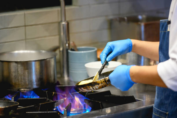 szef kuchni kończący świeży omlet - eggs fried egg frying pan fried zdjęcia i obrazy z banku zdjęć