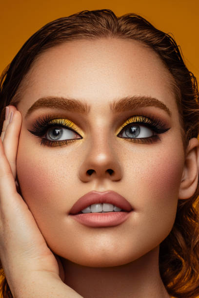 piękna kobieta z jasnym makijażem - women eyelash cool beauty zdjęcia i obrazy z banku zdjęć