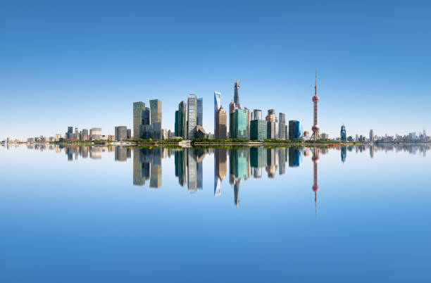 skyline degli edifici del distretto finanziario di shanghai e del fiume huangpu nel giorno - shanghai tower foto e immagini stock