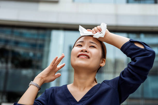 woman is suffering from heat wave in city - heat effort emotional stress business imagens e fotografias de stock