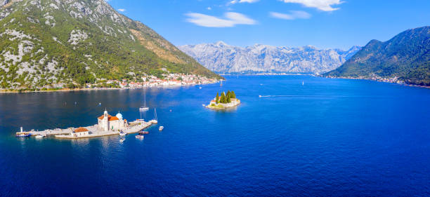 perast dorf und kotor bucht - gospa od škrpjela stock-fotos und bilder