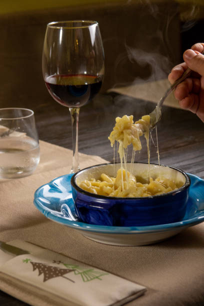 talerz z makaronem i ziemniakami na stole w restauracji - provolone zdjęcia i obrazy z banku zdjęć