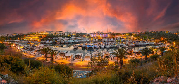 パルママヨルカのカラドール港のパノラマの夜景を持つ風景 - majorca yacht marina palma ストックフォトと画像