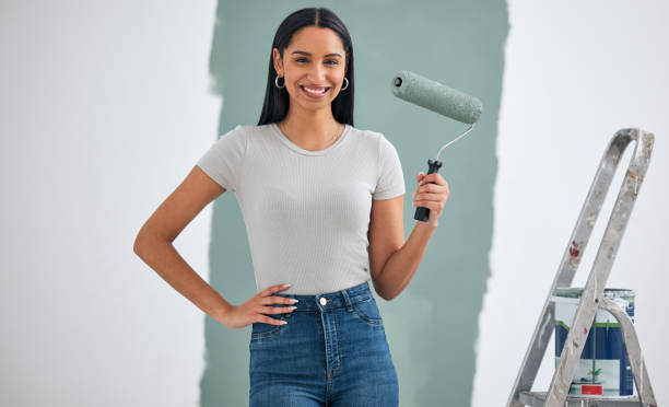 家のリフォーム、緑のペンキ、または部屋の内壁や創造的なメンテナンスプロジェクトのための女性の絵。インスピレーション、建設、またはデザインの動機のために絵筆を持つdiy、ローラ� - female house painter home decorator paintbrush ストックフォトと画像